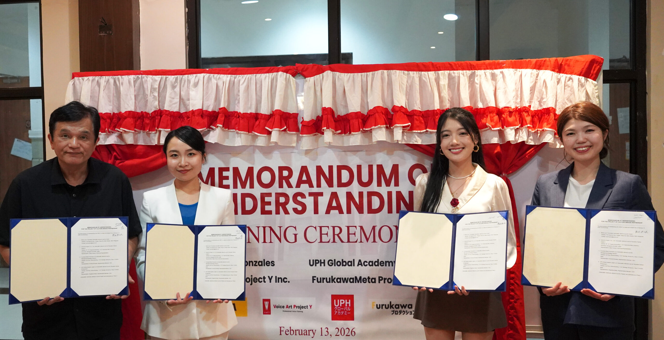 締結後の覚書を手にしたMOU参加企業代表とアーティスト（左から出張恵久・新坂穂乃花・Mona Gonzales・細谷咲恵）